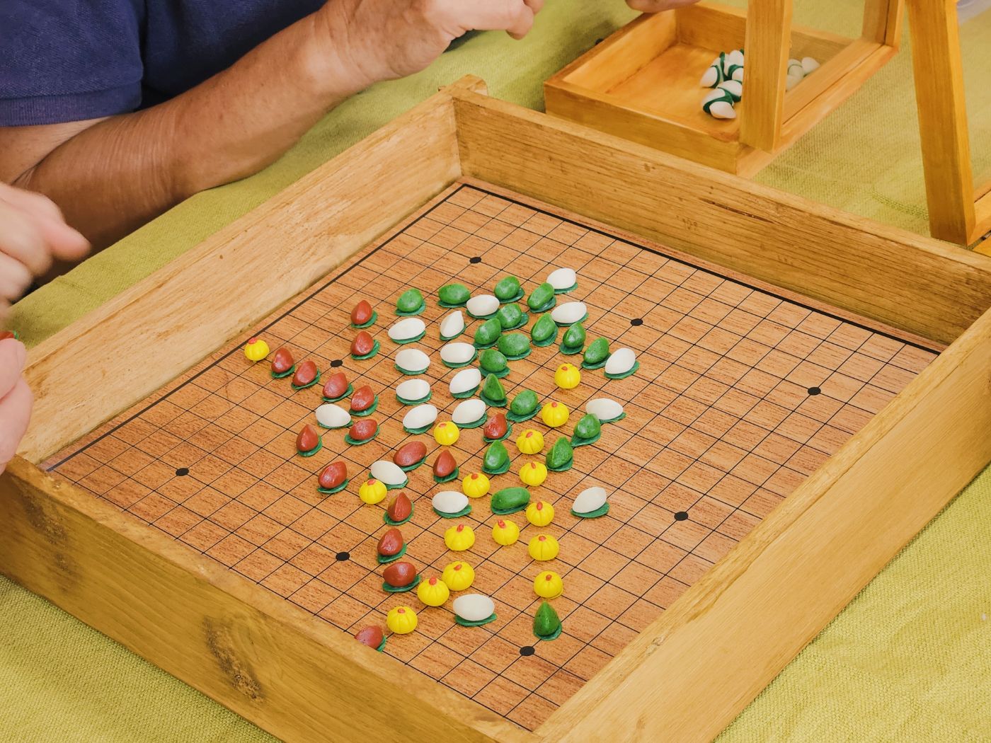 米食棋子在棋盤上