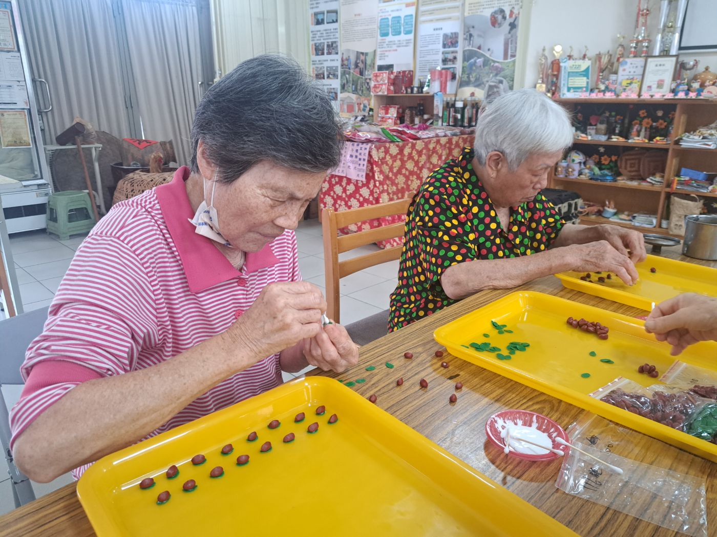 長輩捏塑米食棋子