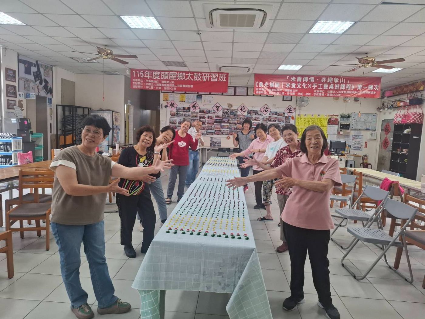 長桌上排滿完成的棋子