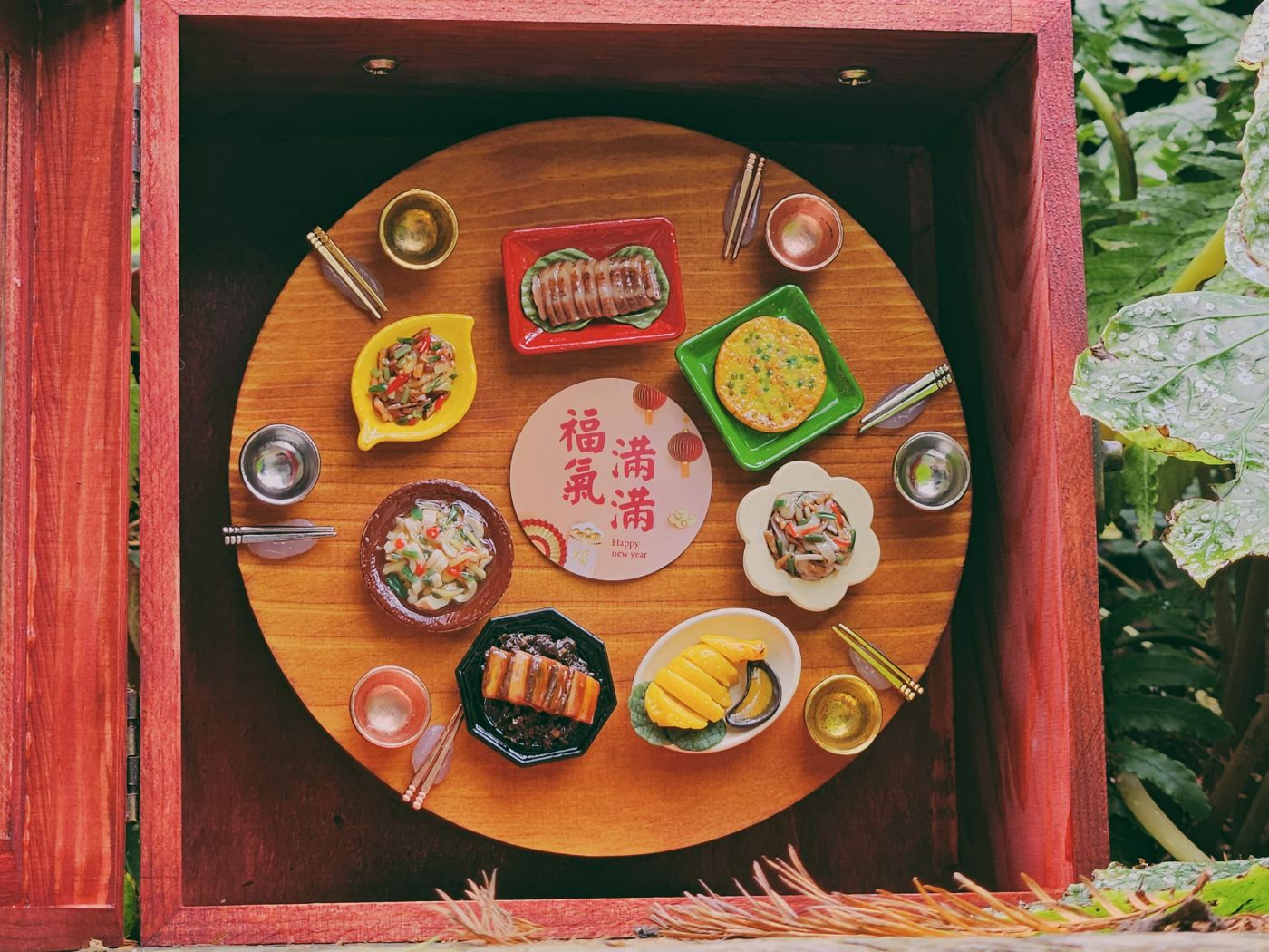 福氣滿滿圓桌年菜俯視
