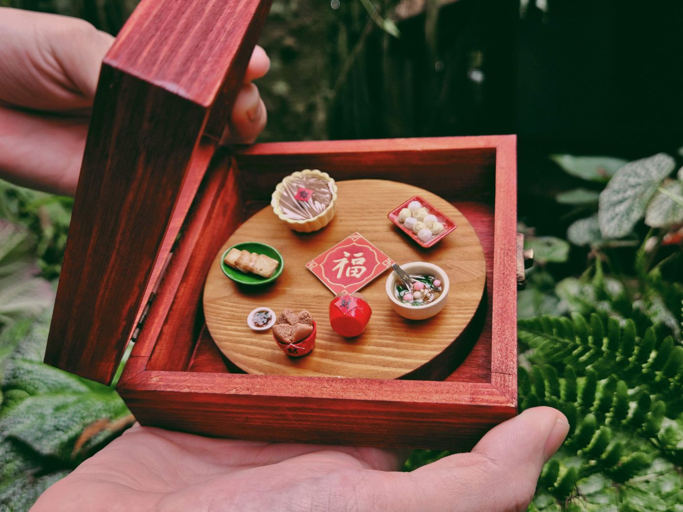 手捧六福成粄禮盒