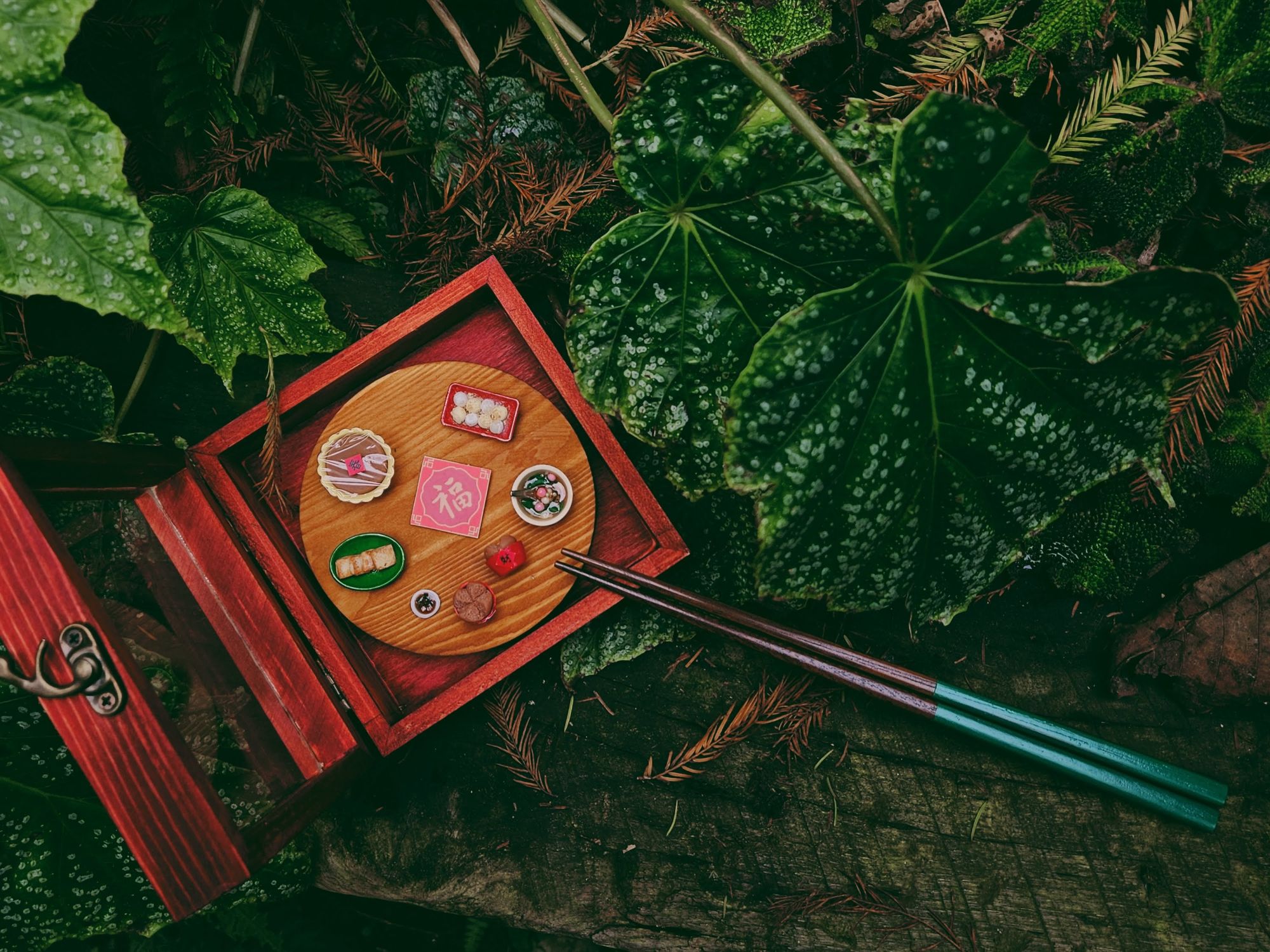 紅色木盒中的袖珍客家年菜圓盤