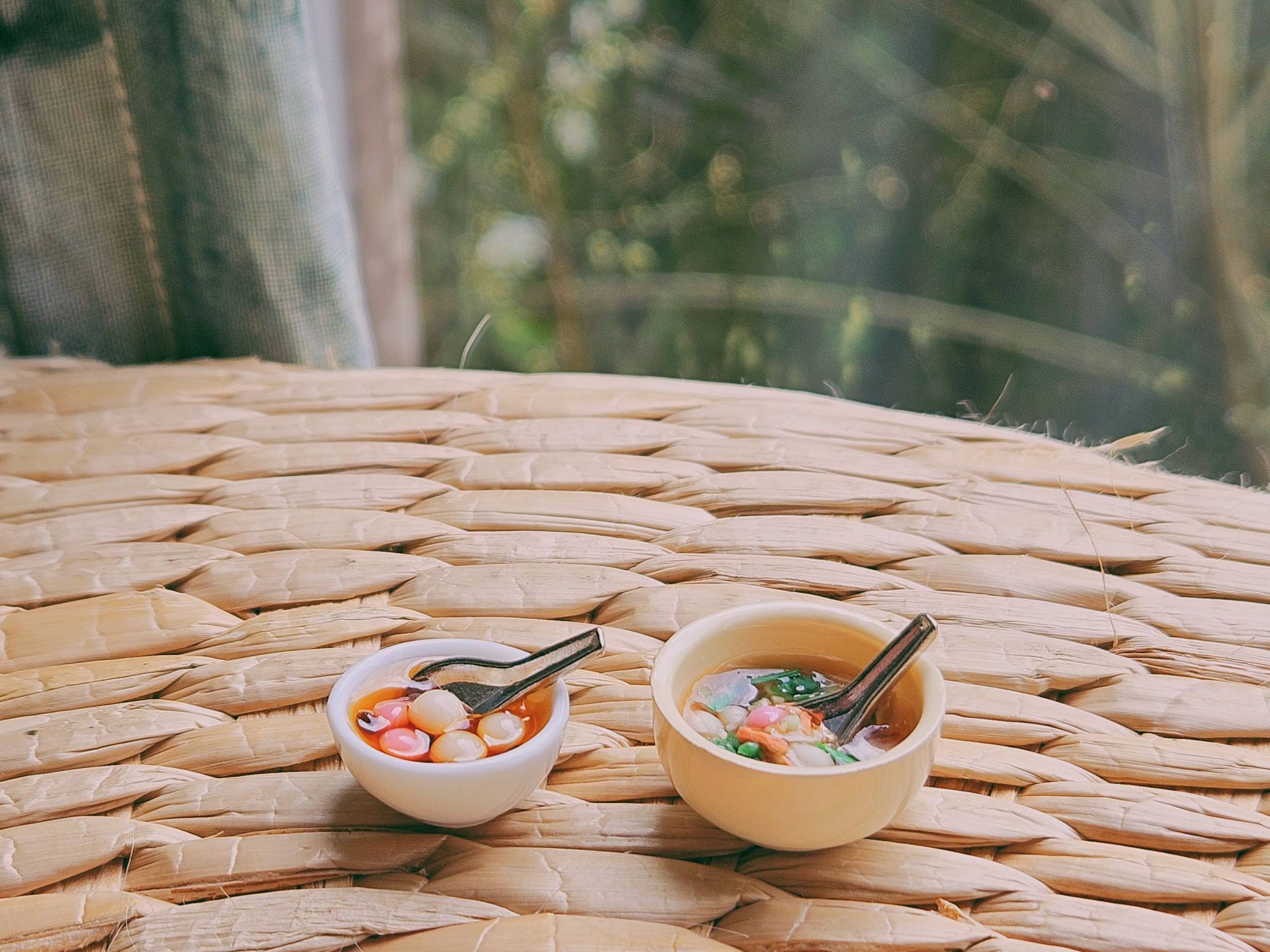 竹蓆上的兩碗袖珍湯圓