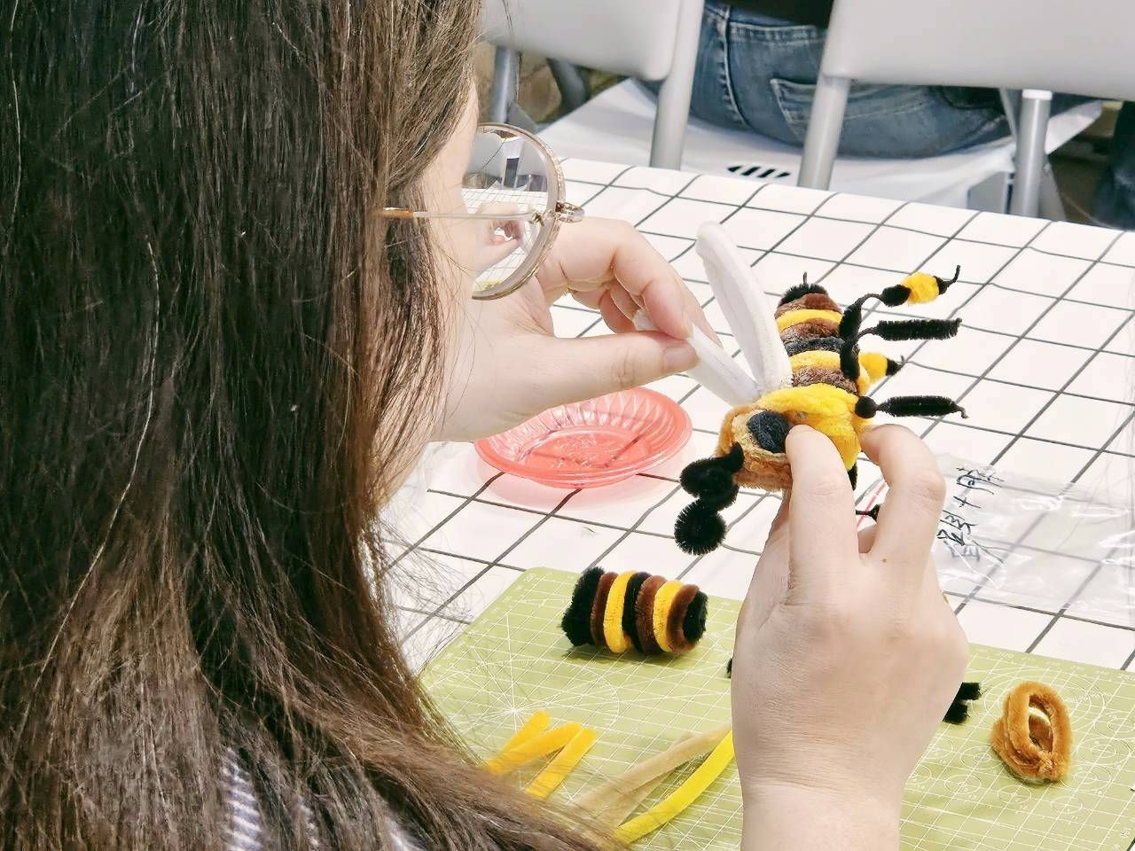 學員專注製作扭扭棒蜜蜂