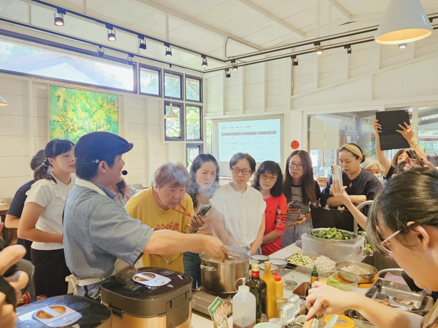 學員圍著中島觀看料理示範