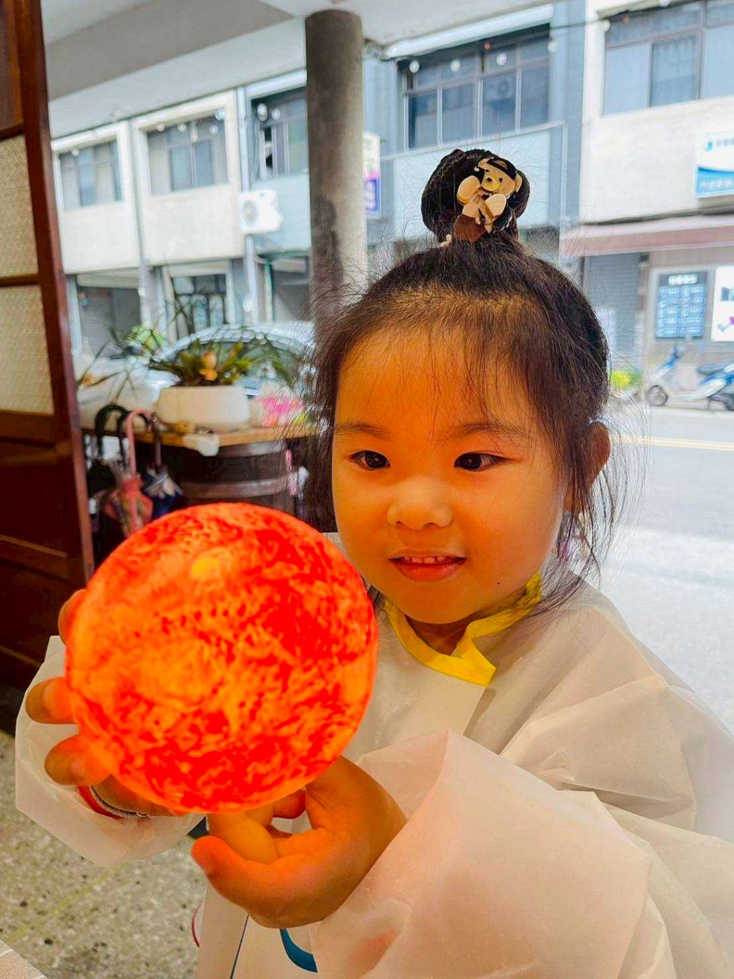 孩子捧著手作發光燈