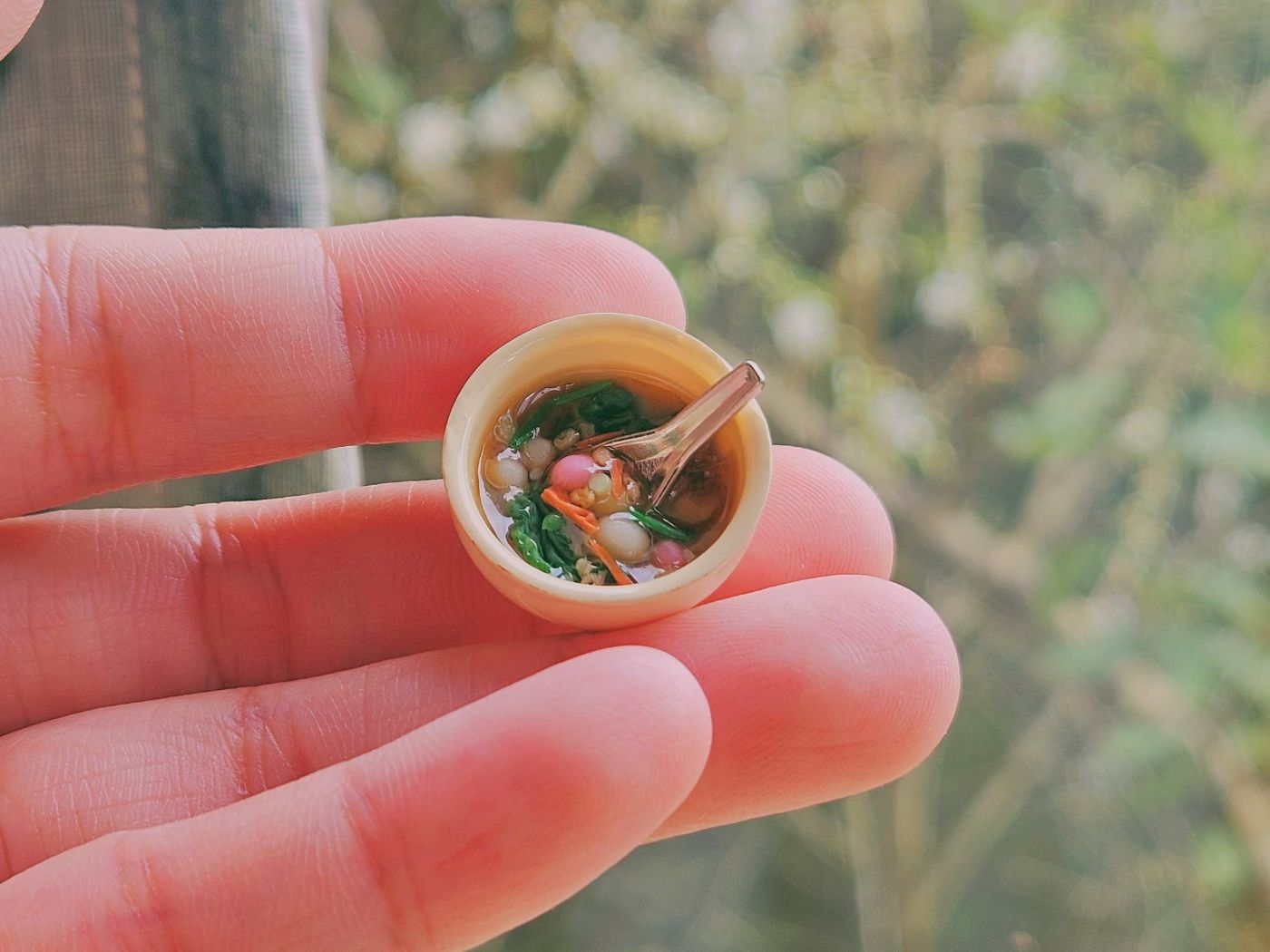 手掌上的袖珍鹹湯圓