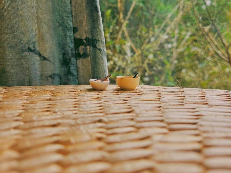 竹蓆上的兩碗袖珍湯圓