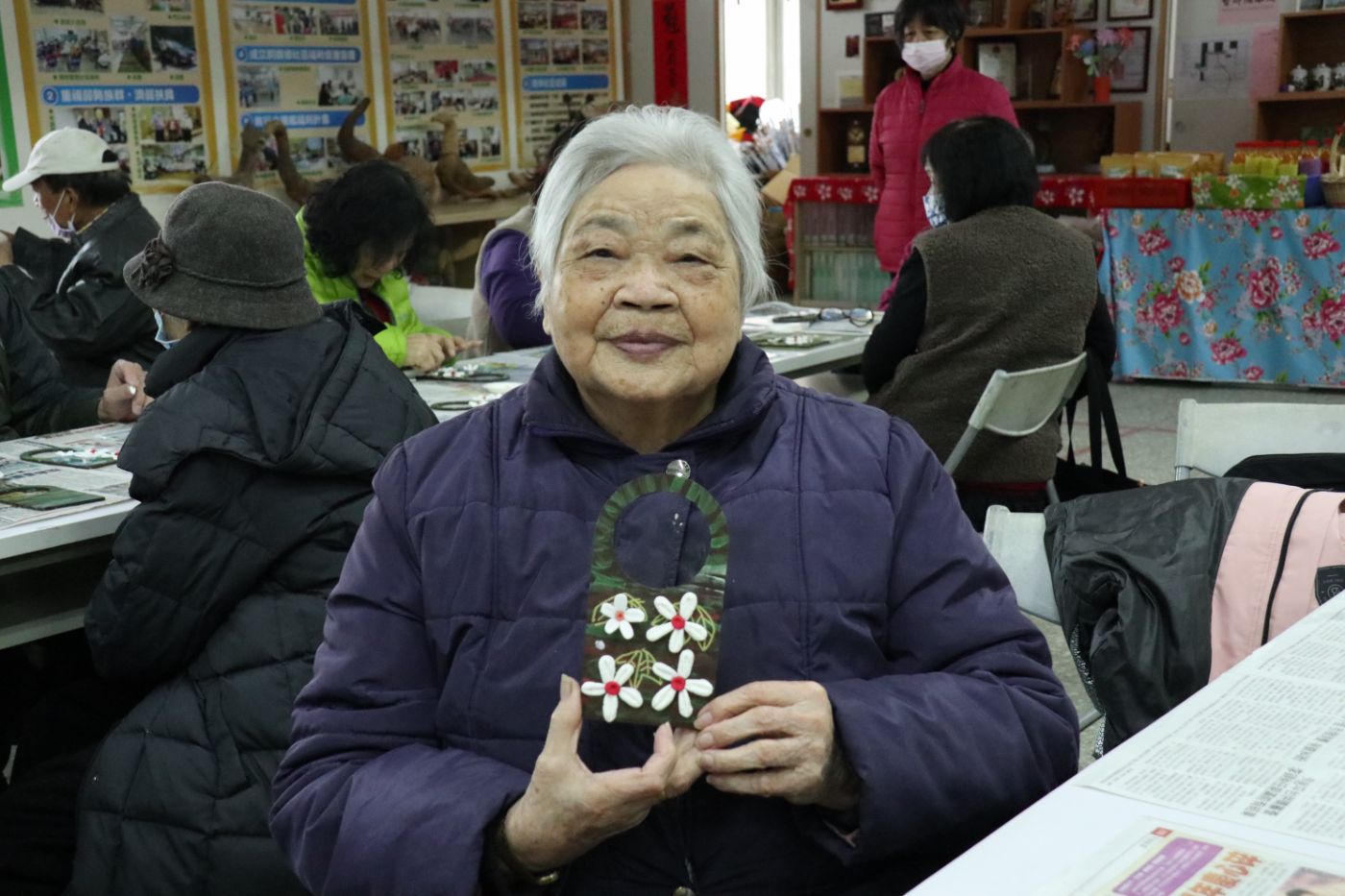 長輩展示完成的桐花門牌